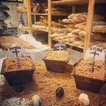 Las tumbas de la pastelería Corteza y Miga