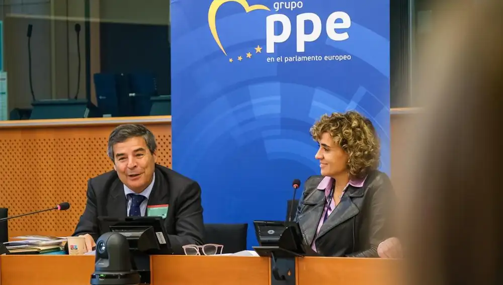 Jacobo Olalla, Director General de Cerveceros de España y Dolor Montserrat, portavoz del Partido Popular Europeo (PPE)