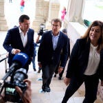 El presidente del Foro Global Youth Leadership, Jacobo Pombo (i), el presidente del PP, Alberto Núñez Feijóo (d), y la presidenta del PP de Cantabria, María José Sainz de Buruaga, a su llegada al Foro Global Youth Leadership, en Santander