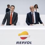 El consejero delegado de Repsol, Josu Jon Imaz, y el presidente de Repsol, Antonio Brufau, durante la última junta general de accionistas