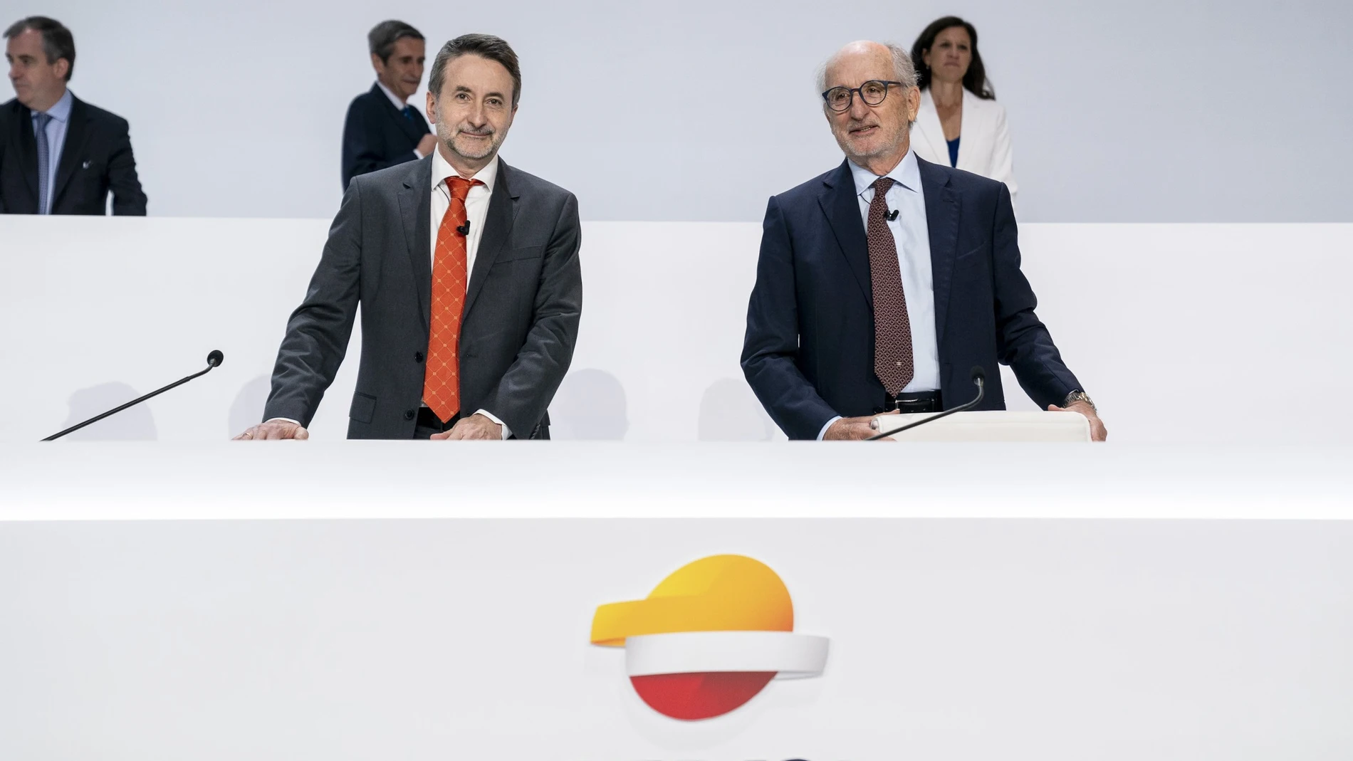 El consejero delegado de Repsol, Josu Jon Imaz, y el presidente de Repsol, Antonio Brufau, durante la última junta general de accionistas