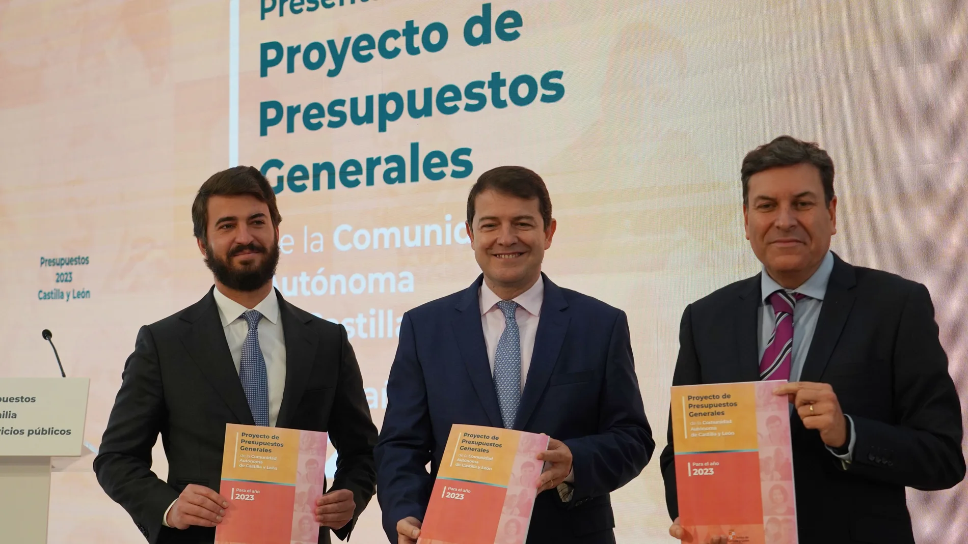 El presidente de la Junta, Alfonso Fernández Mañueco, presenta las Cuentas de 2023 junto a García-Gallardo y Fernández Carriedo