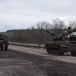 Carros T80 (izquieda) capturadso en el área de Donetsk por los rusos