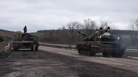 Carros T80 (izquieda) capturadso en el área de Donetsk por los rusos