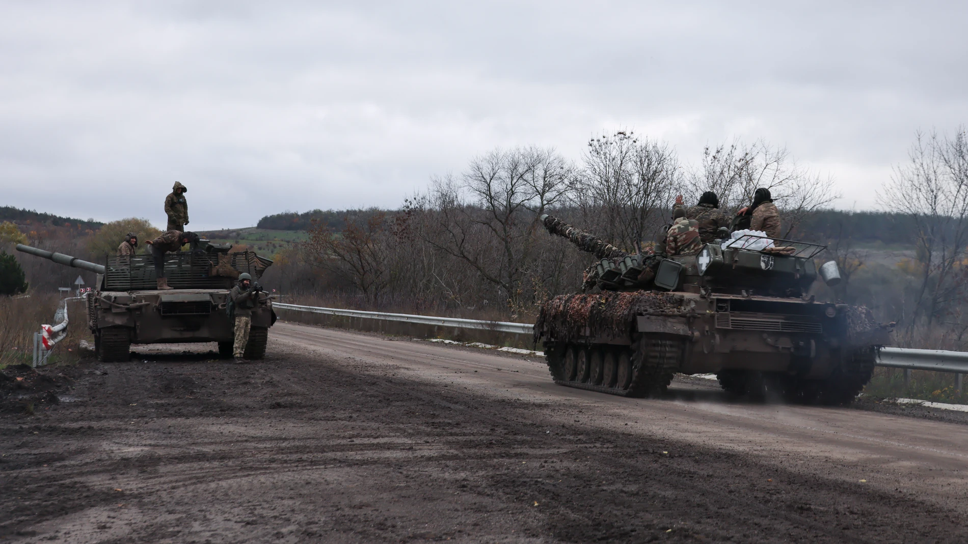 Carros T80 (izquieda) capturadso en el área de Donetsk por los rusos