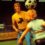 El futbolista Johan Cruyff vestido de LOIS