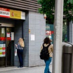 Una mujer a las puertas de una oficina del SEPE, en Madrid