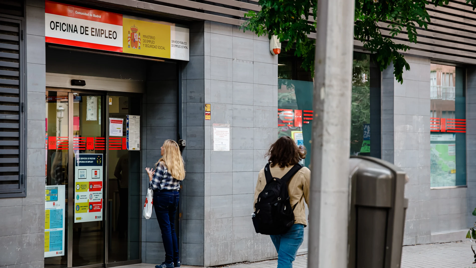 Una mujer a las puertas de una oficina del SEPE, en Madrid