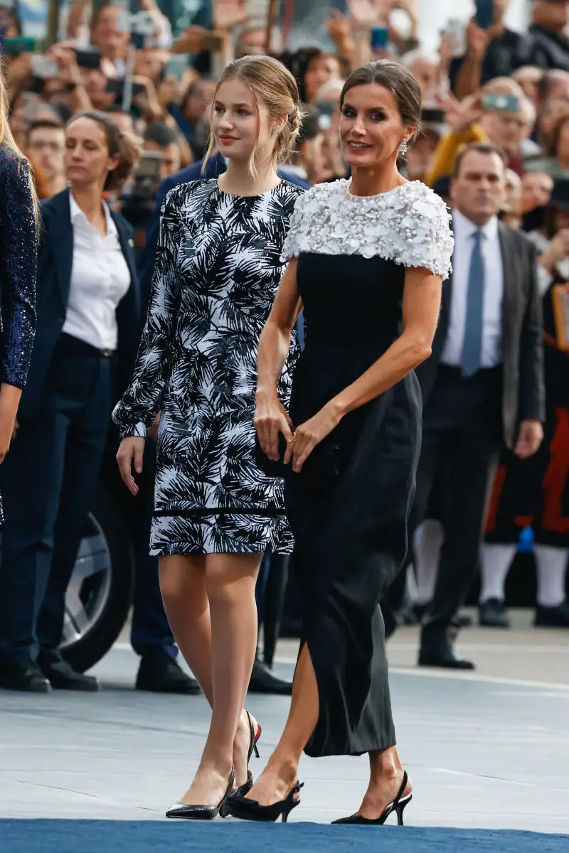 La Princesa Leonor y la Reina Letizia a su llegada a los Premios Princesa de Asturias.