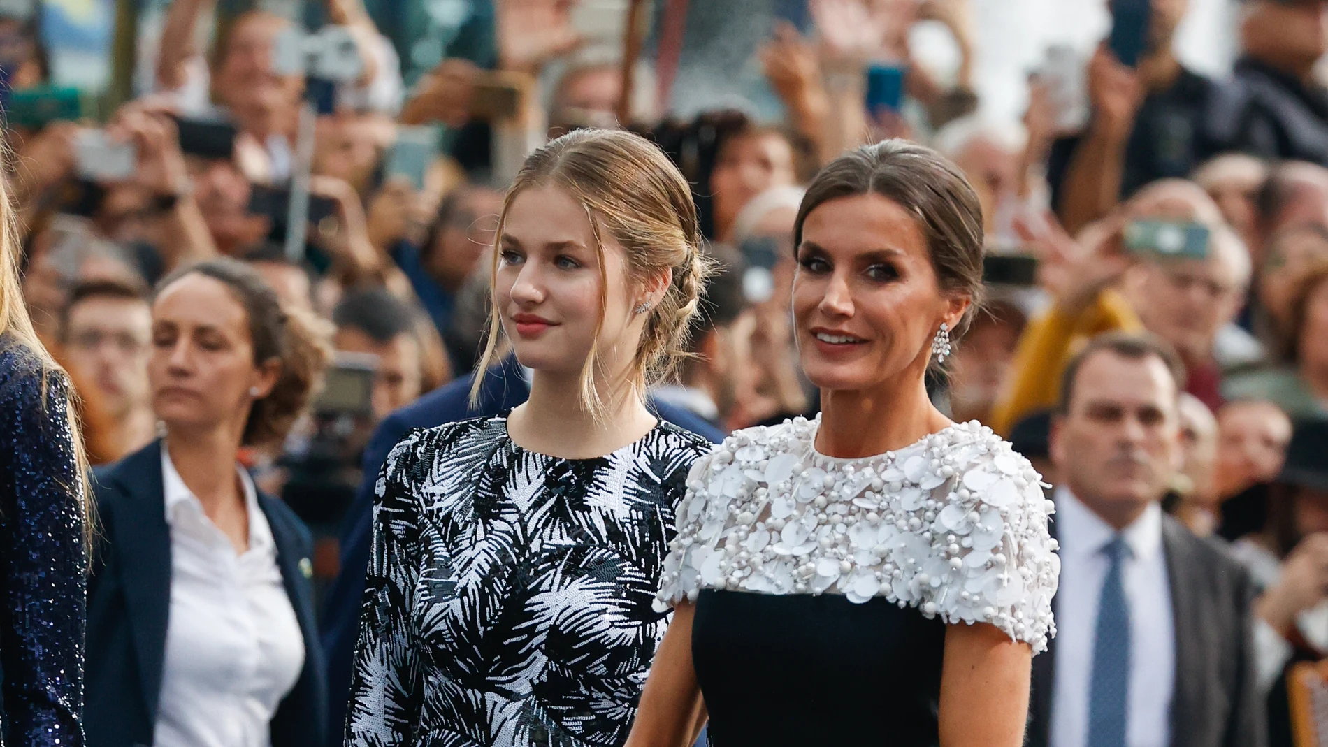 La Princesa Leonor y la Reina Letizia a su llegada a los Premios Princesa de Asturias.