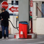 Un mujer reposta carburante en una gasolinera, a 28 de octubre de 2022, en Madrid