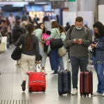 Varios pasajeros con maletas en la estación de Puerta de Atocha