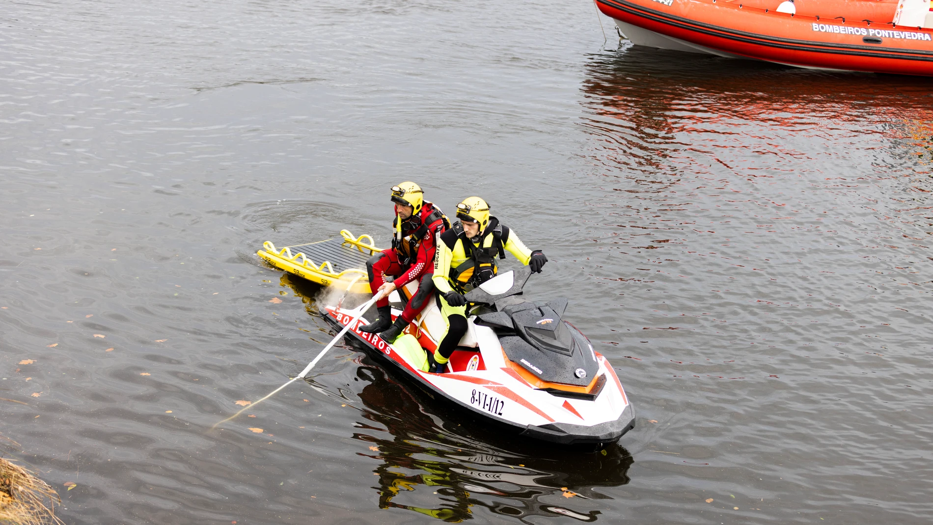 Dos bomberos en una lancha en un dispositivo de búsqueda en la Ría de Pontevedra
