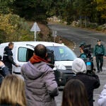 Numerosos medios de comunicación graban la salida de un equipo de la policía científica de la finca de Navalacruz donde se está investigando el caso de Juana Canal, mujer que desapareció en febrero 2003 en Madrid