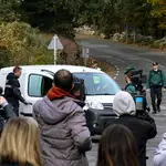 Numerosos medios de comunicación graban la salida de un equipo de la policía científica de la finca de Navalacruz donde se está investigando el caso de Juana Canal, mujer que desapareció en febrero 2003 en Madrid