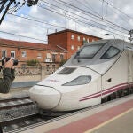 El joven palentino, Enrique Gómez, aúna su pasión por los trenes y su hobby por la fotografía para captar y publicar en redes sociales imágenes de locomotoras y convoyes