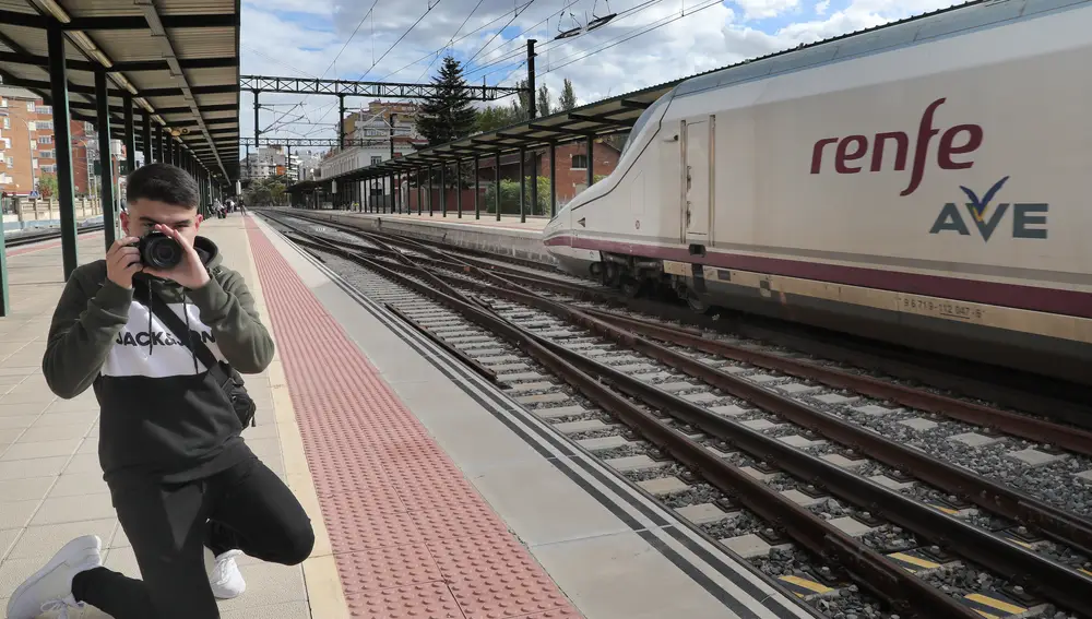 El joven palentino, Enrique Gómez, aúna su pasión por los trenes y su hobby por la fotografía para captar y publicar en redes sociales imágenes de locomotoras y convoyes