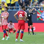 Los jugadores del Atlético se lamentan después del último gol del Cádiz