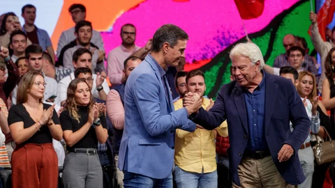Pedro Sánchez y el expresidente del Gobierno Felipe González, el pasado sábado en Sevilla, en el acto para conmemorar la victoria electoral de 1982