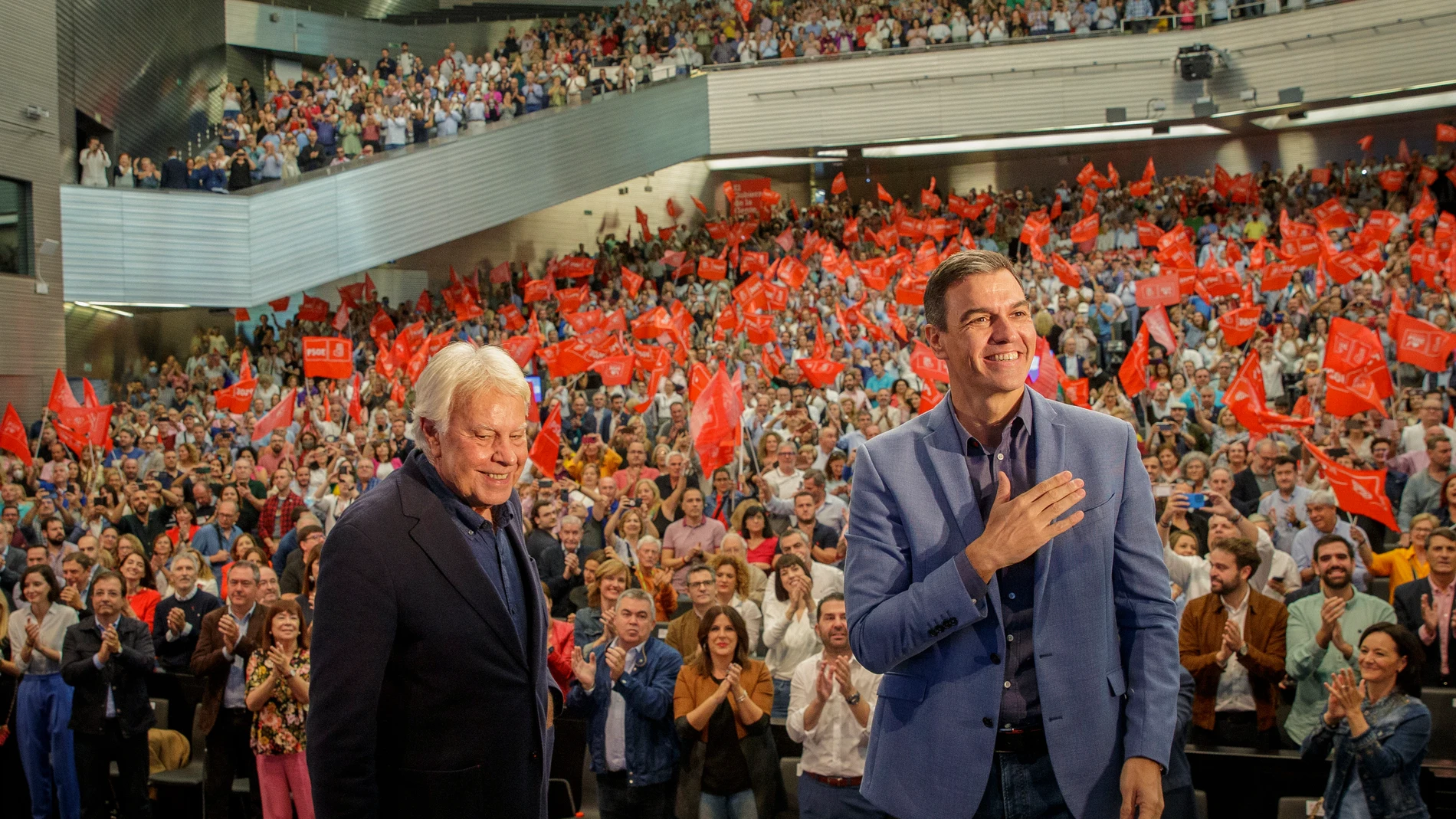 El secretario general del PSOE y presidente del Gobierno, Pedro Sánchez (d), y el exsecretario general y expresidente del Gobierno, Felipe González. EFE/Julio Muñoz