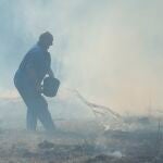 Vecinos de Bostronizo luchan contra el incendio forestal declarado en los montes de esta localidad Cántabra.