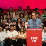 El presidente del Gobierno Pedro Sánchez dirigiéndose al público en el acto organizado por el PSOE para conmemorar el 40 aniversario de la primera victoria electoral socialista en 1982