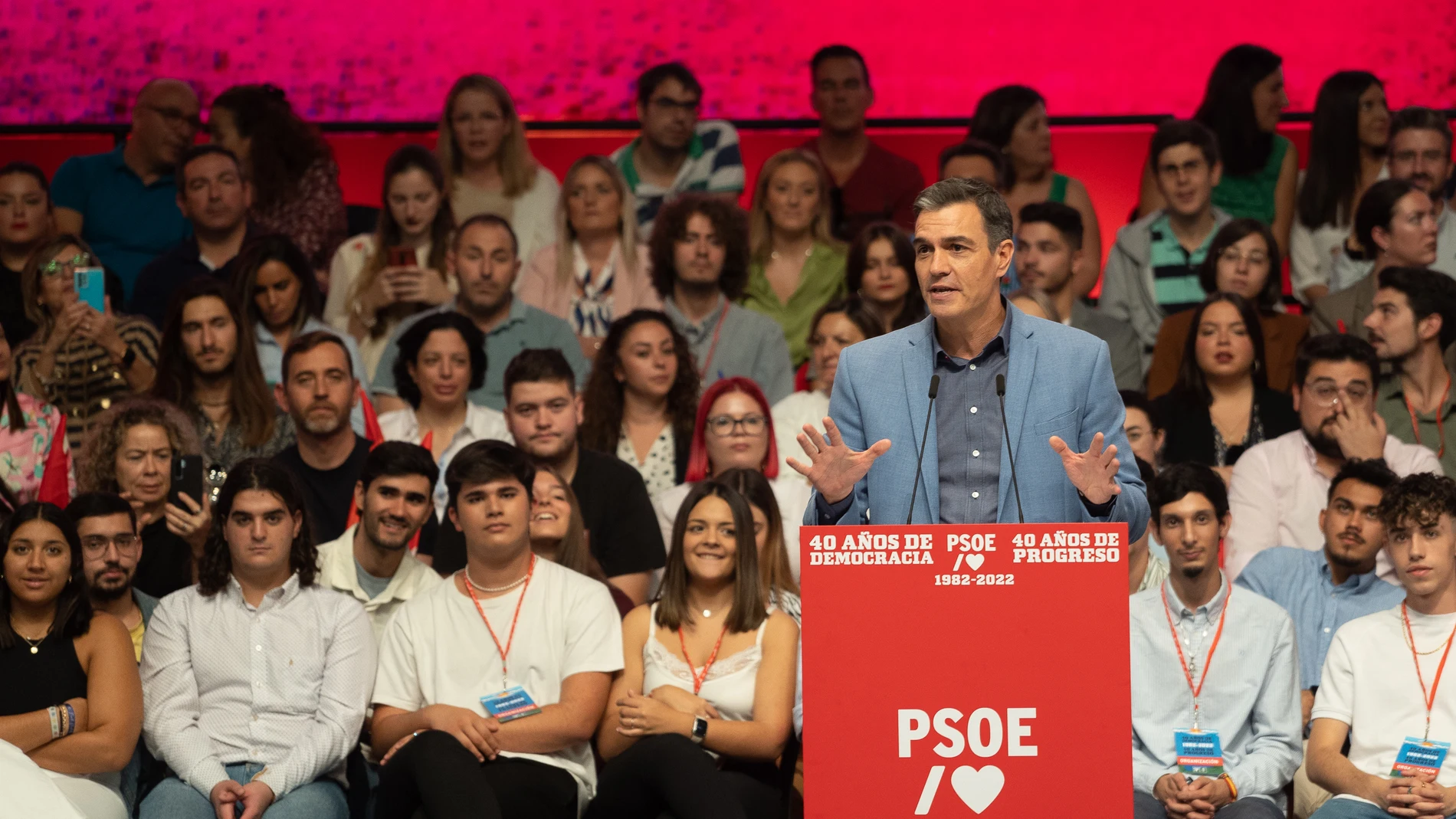 El presidente del Gobierno Pedro Sánchez dirigiéndose al público en el acto organizado por el PSOE para conmemorar el 40 aniversario de la primera victoria electoral socialista en 1982
