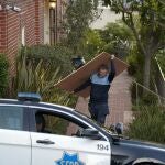 Un trabajador saca una tabla de madera de la casa de Paul Pelosi, el marido de la presidenta de la Cámara Nancy Pelosi, en San Francisco