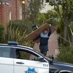 Un trabajador saca una tabla de madera de la casa de Paul Pelosi, el marido de la presidenta de la Cámara Nancy Pelosi, en San Francisco
