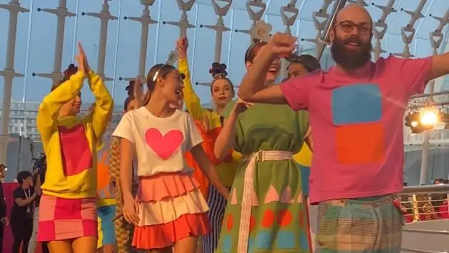 Agatha Ruiz de la Prada llenó la pasarela de color