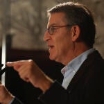 El presidente del PP, Alberto Núñez Feijóo, en la clausura de la tradicional pulpada del partido en Lugo, este sábado. EFE/ Eliseo Trigo