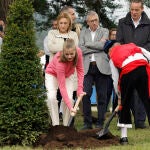 La princesa de Asturias Leonor planta un tejo durante la visita de la familia real a la parroquia de Cadavedo, en el municipio de Valdés, tras ganar el premio al Pueblo Ejemplar de Asturias.