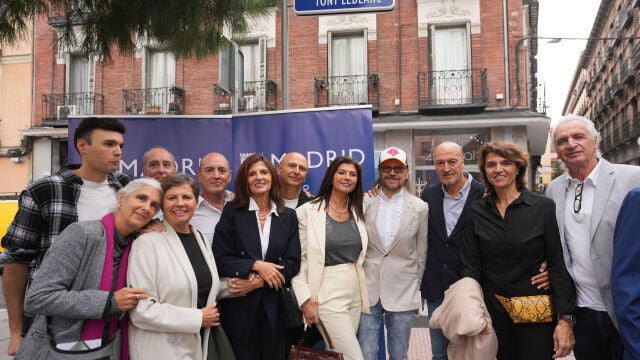 Foto de familia durante la inauguración, este viernes en Madrid, del pasaje dedicado al actor Tony Leblanc, situado entre las calles de la Beneficencia y San Mateo