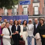 Foto de familia durante la inauguración, este viernes en Madrid, del pasaje dedicado al actor Tony Leblanc, situado entre las calles de la Beneficencia y San Mateo