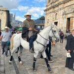 El senador Alirio Barrera a su llegada al Congreso con su caballo 'Pasaporte'.