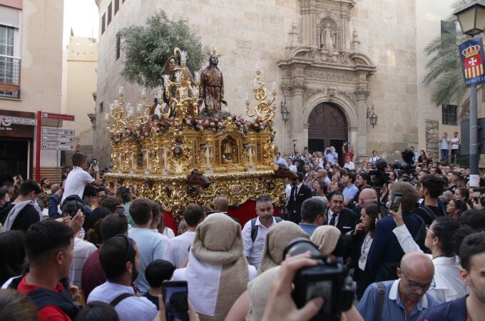 El paso de La Oración transitando frente al convento de Las Claras durante la Procesión Magna
