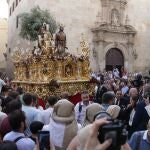 El paso de La Oración transitando frente al convento de Las Claras durante la Procesión Magna