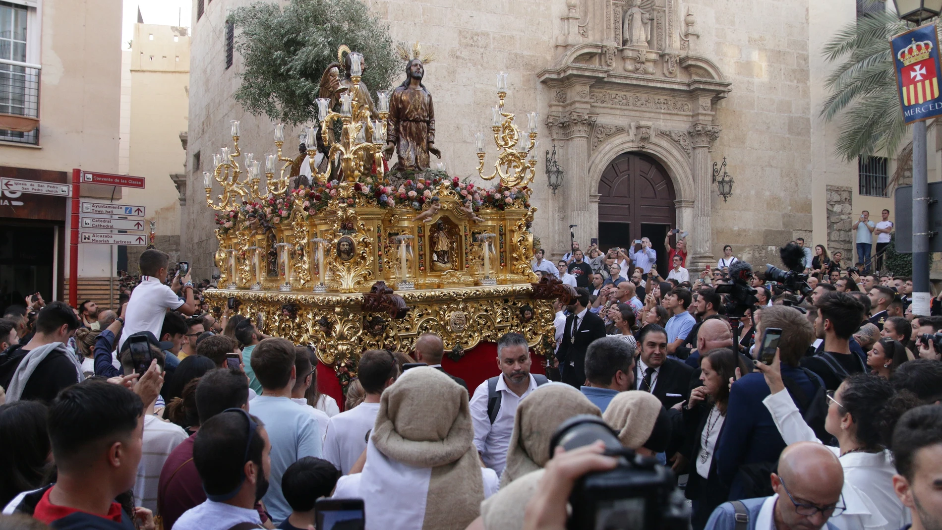 El paso de La Oración transitando frente al convento de Las Claras durante la Procesión Magna