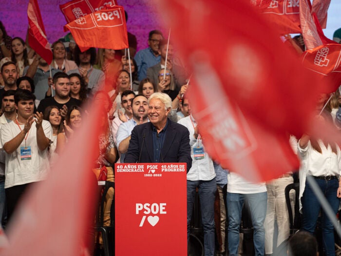 El expresidente del Gobierno Felipe González dirigiéndose al público en el acto organizado por el PSOE para conmemorar el 40 aniversario de la primera victoria electoral socialista en 1982 en FIBES, ayer, en Sevilla.