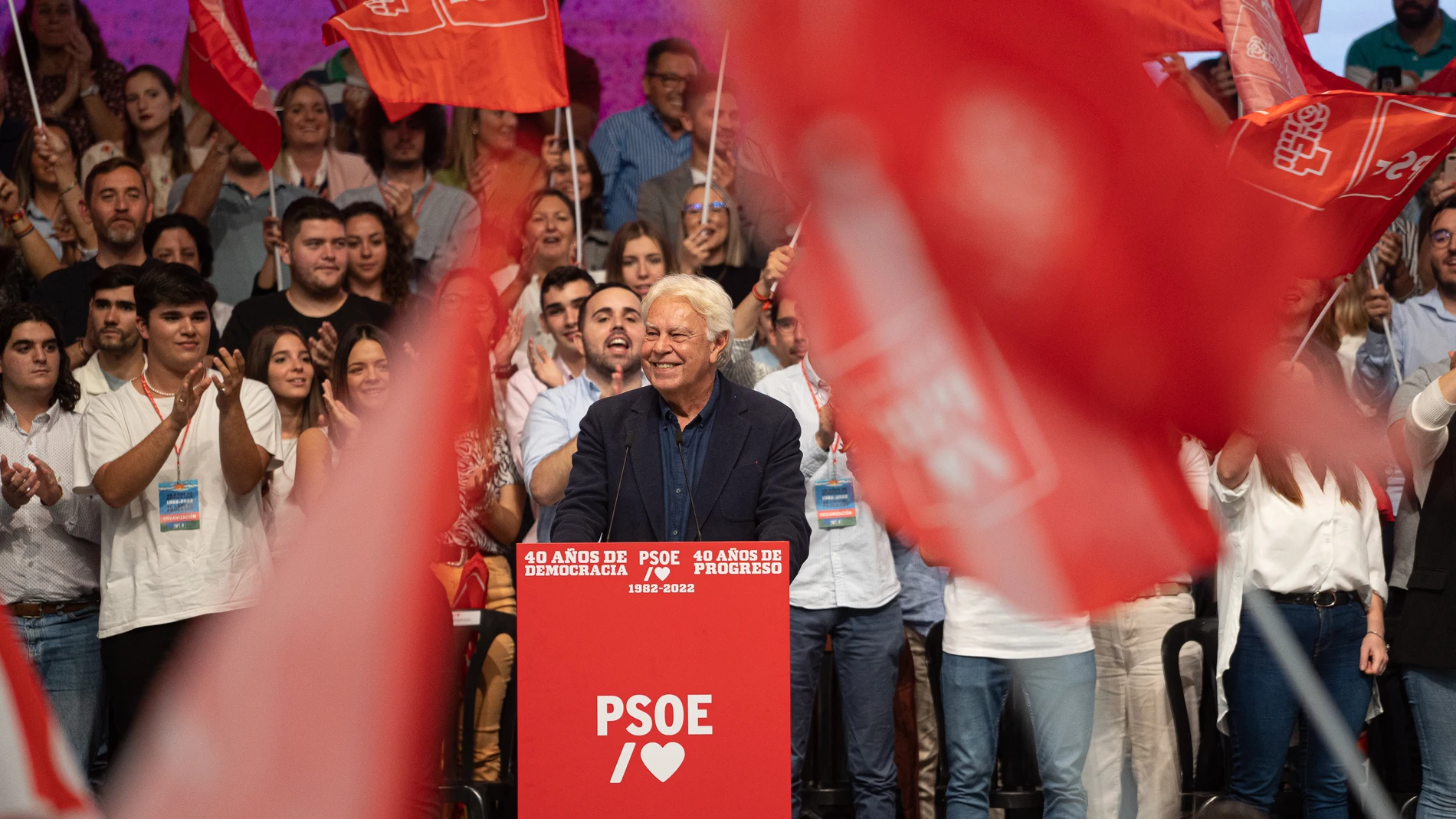 El expresidente del Gobierno Felipe González dirigiéndose al público en el acto organizado por el PSOE para conmemorar el 40 aniversario de la primera victoria electoral socialista en 1982 en FIBES, ayer, en Sevilla.