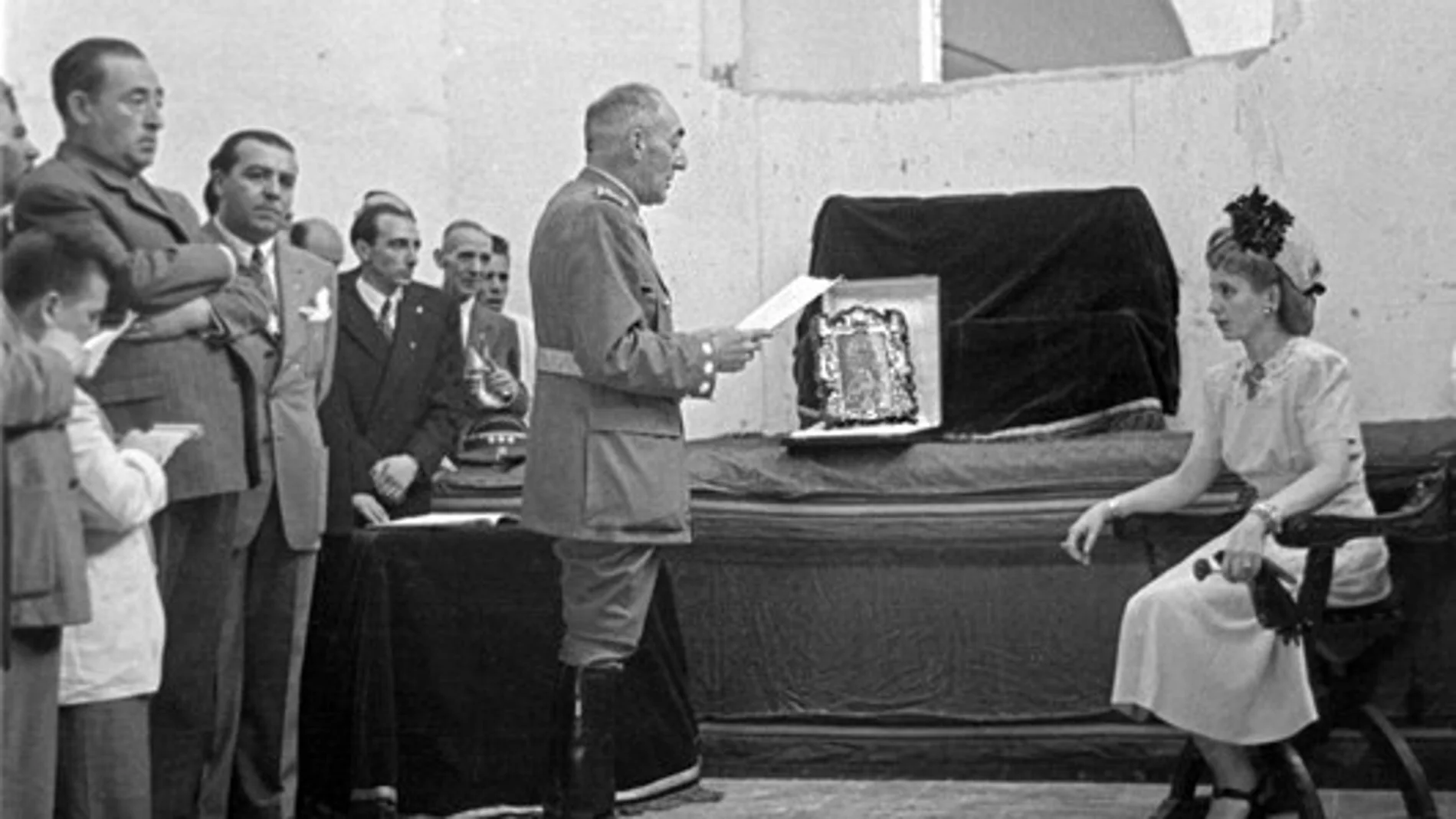 Bohórquez dirige unas palabras a Eva Perón