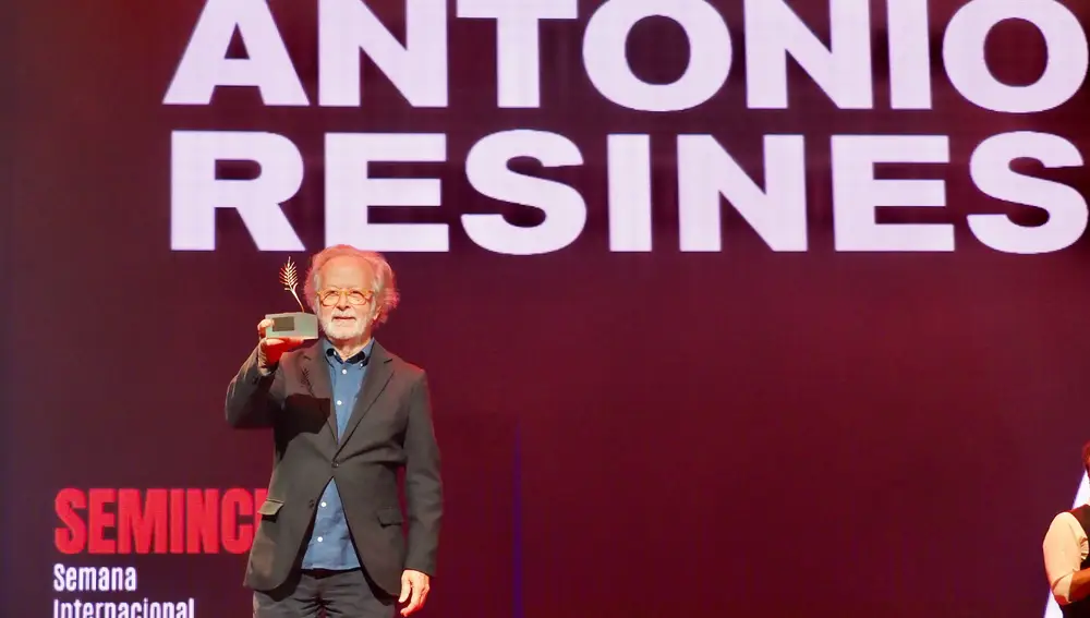El director Fernando Colomo ha sido el encargado de recordar y recoger la Espiga de Honor de Antonio Resines, homenajeado en la 67 edición de la Semana Internacional de Cine de Valladolid (SEMINCI)