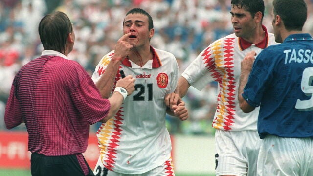 Luis Enrique muestra a Sandor Puhl la zona donde le propinó el codazo Tassotti