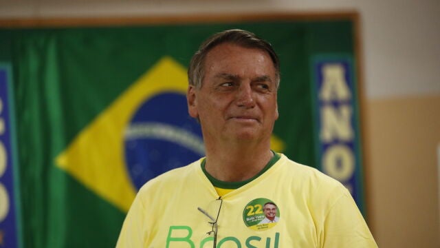 El presidente de Brasil y candidato a la reelección, Jair Bolsonaro, vota en la segunda ronda de las elecciones presidenciales