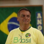 El presidente de Brasil y candidato a la reelección, Jair Bolsonaro, vota en la segunda ronda de las elecciones presidenciales