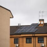 Imagen de una vivienda con placas solares en su tejado