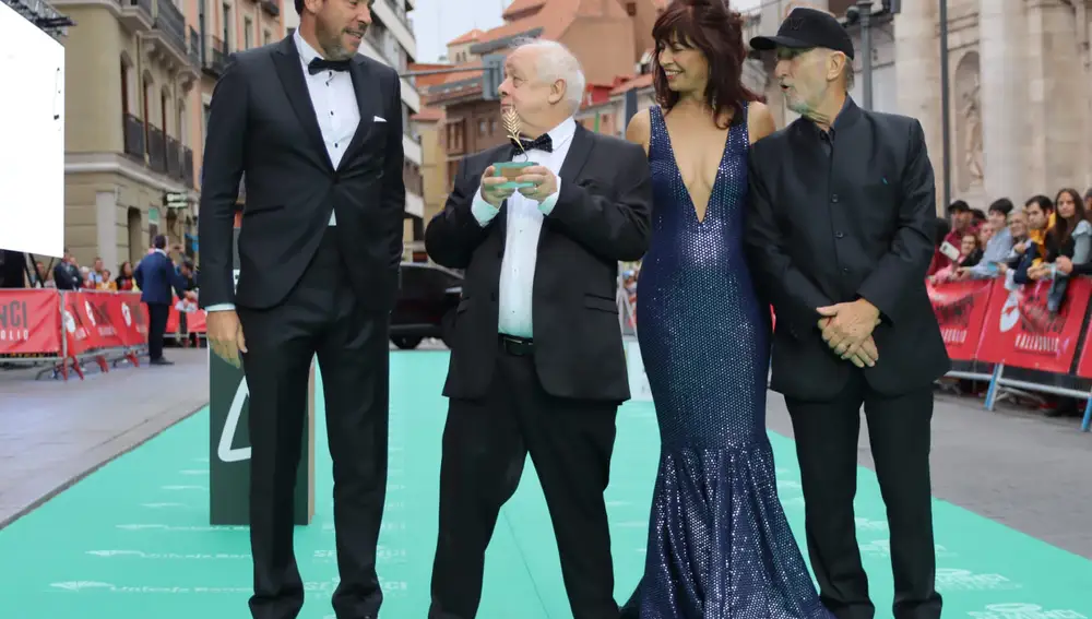 Óscar Puente, Jim Sheridan, Ana Redondo y Javier Angulo a su llegada a la clausura de la Seminci