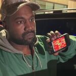 Kanye West, ahora Ye, sosteniendo la lista de origen conspiranoico