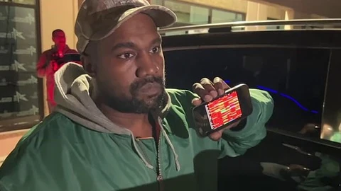Kanye West, ahora Ye, sosteniendo la lista de origen conspiranoico