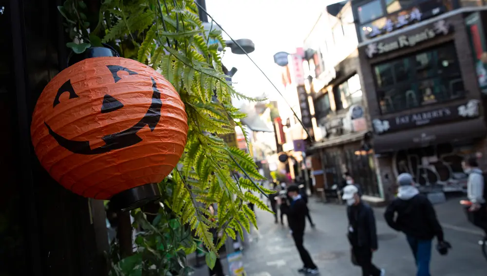 Una calabaza de Halloween cuelga en la calle donde se produjo una estampida mortal el día anterior en Seúl, Corea del Sur